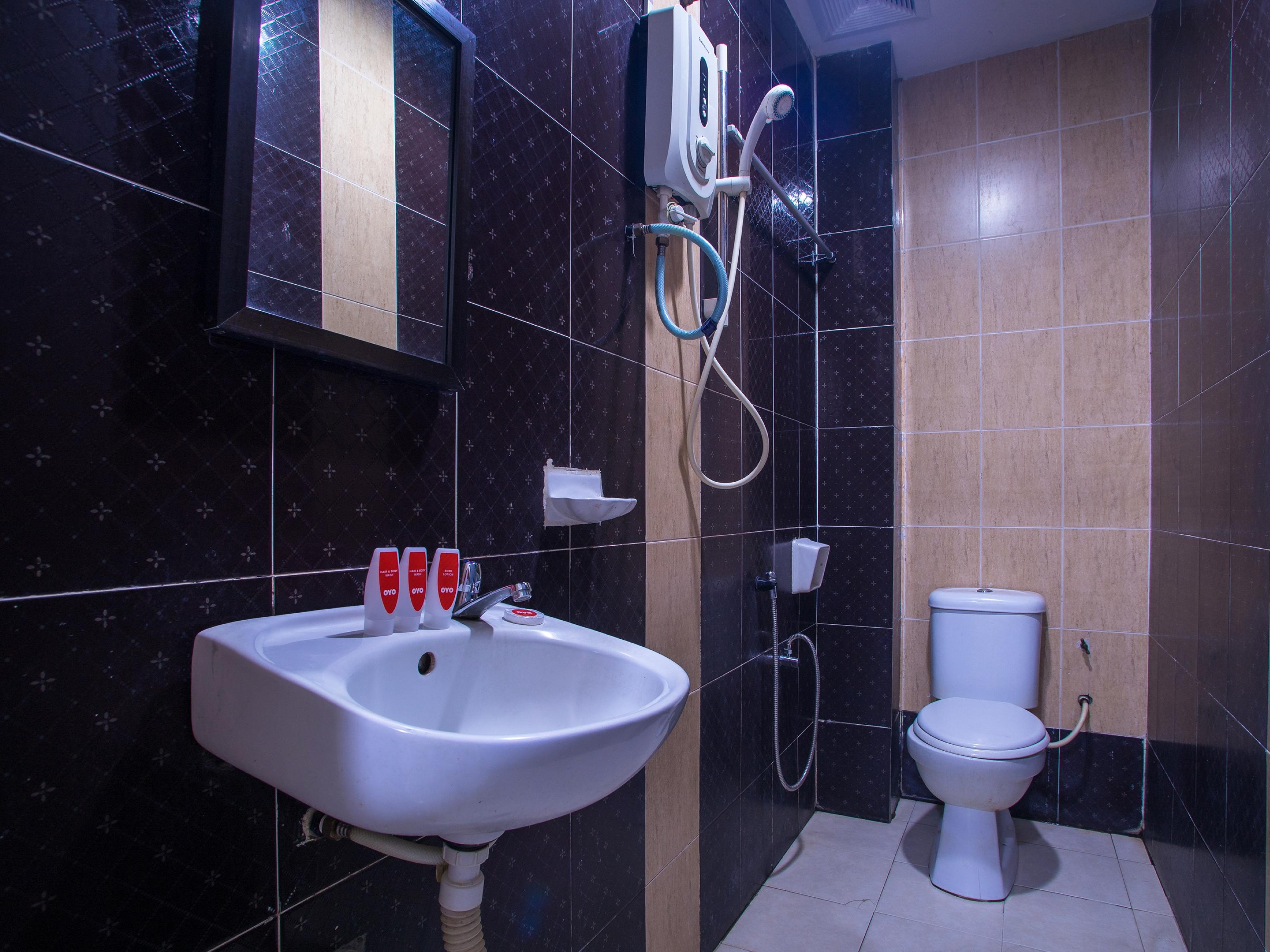 โอโย 44010 รอยัล สตาร์ โฮเต็ล Hotel เซเรมบัน ภายนอก รูปภาพ
