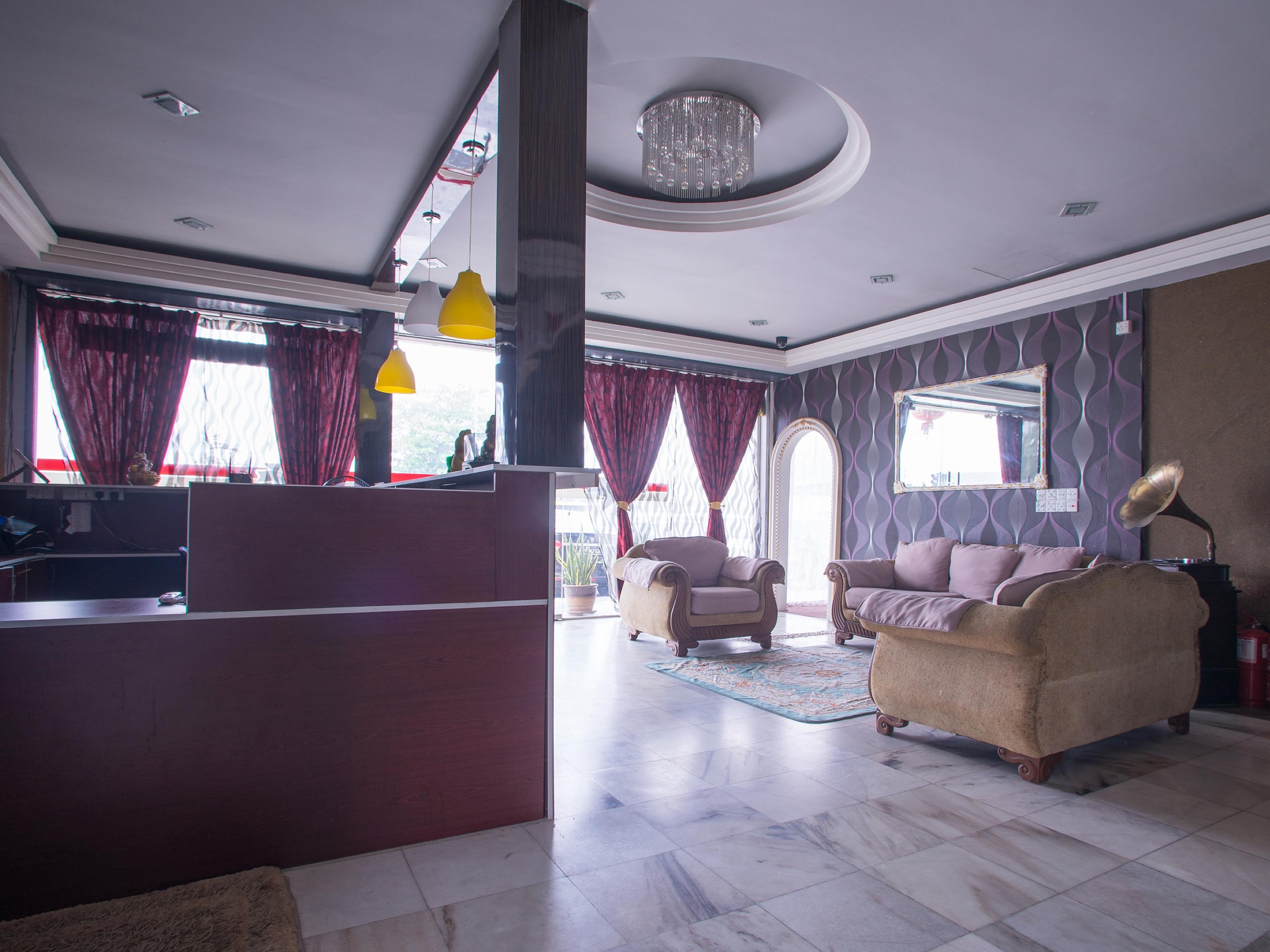 โอโย 44010 รอยัล สตาร์ โฮเต็ล Hotel เซเรมบัน ภายนอก รูปภาพ