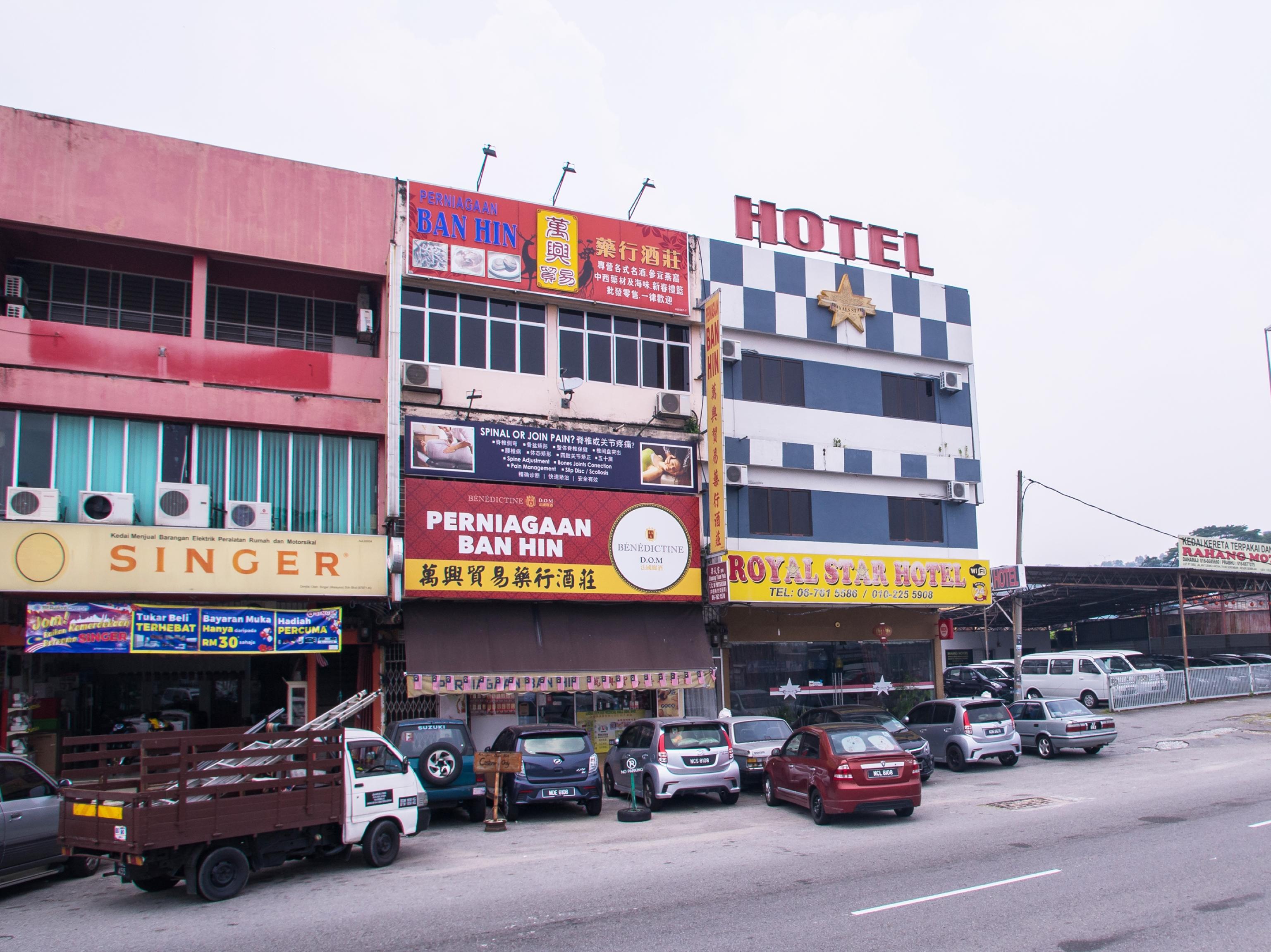 โอโย 44010 รอยัล สตาร์ โฮเต็ล Hotel เซเรมบัน ภายนอก รูปภาพ