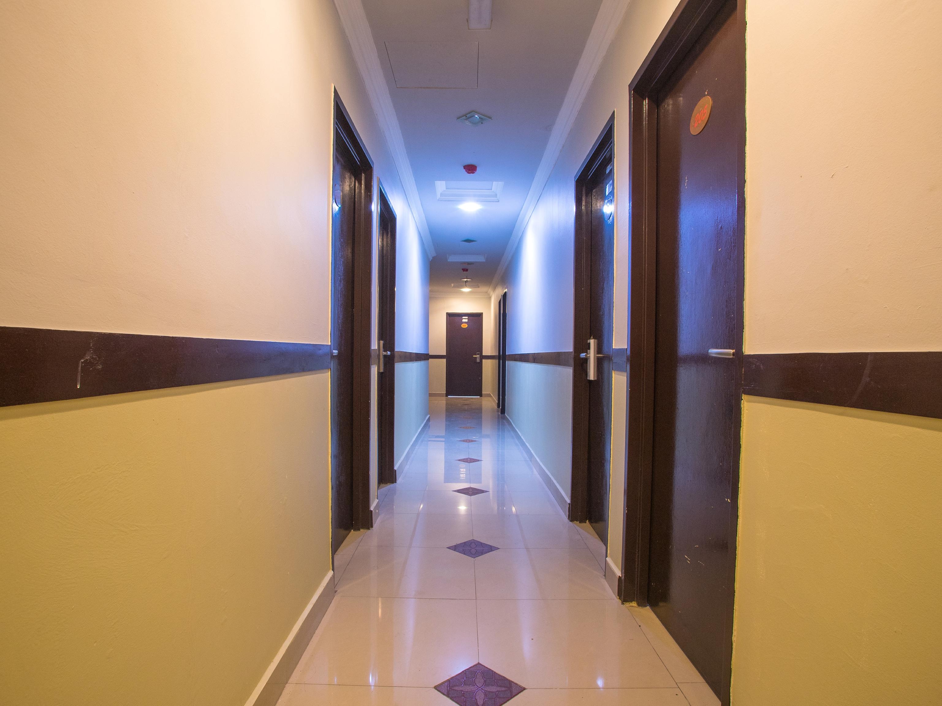 โอโย 44010 รอยัล สตาร์ โฮเต็ล Hotel เซเรมบัน ภายนอก รูปภาพ