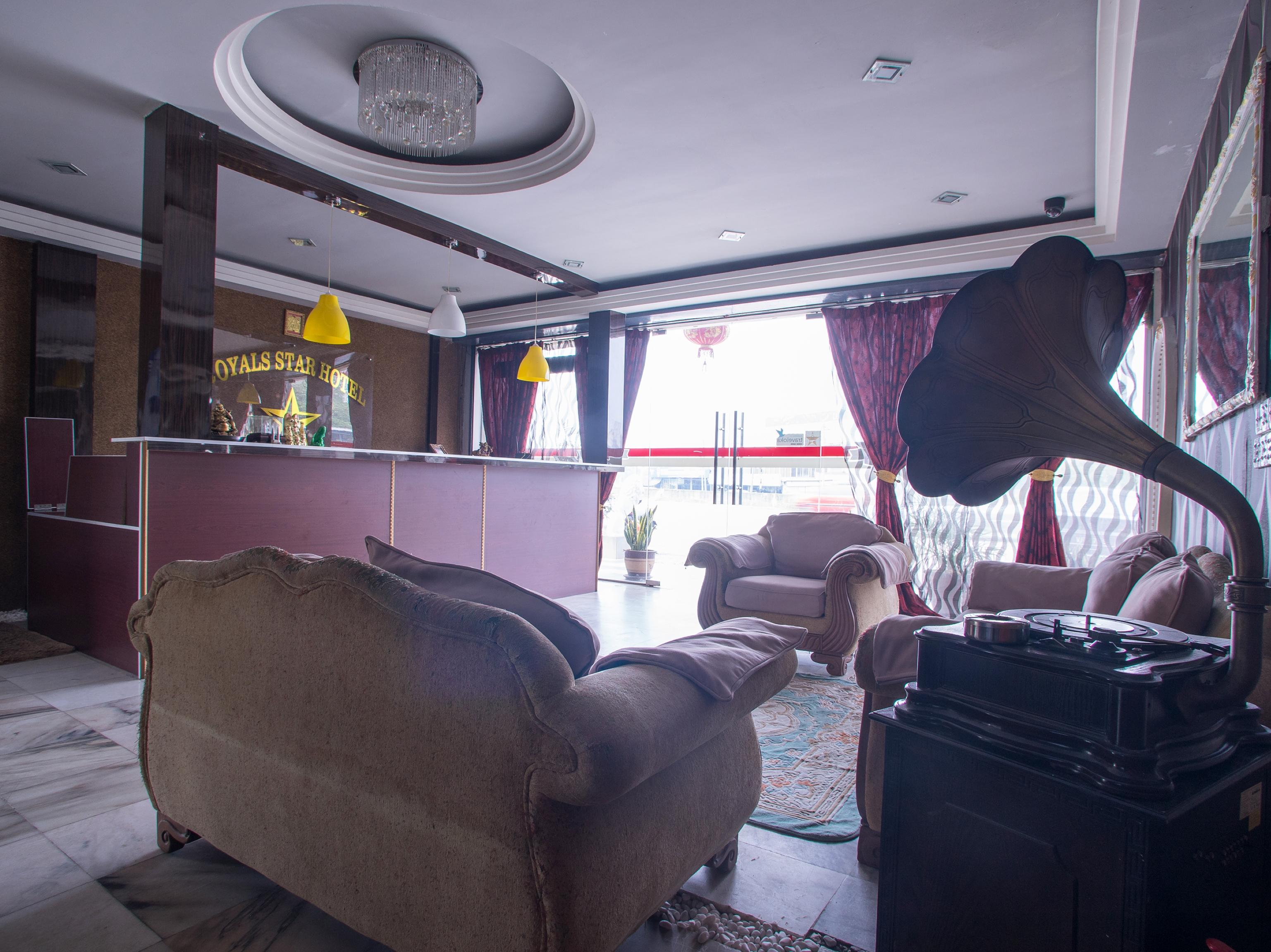โอโย 44010 รอยัล สตาร์ โฮเต็ล Hotel เซเรมบัน ภายนอก รูปภาพ