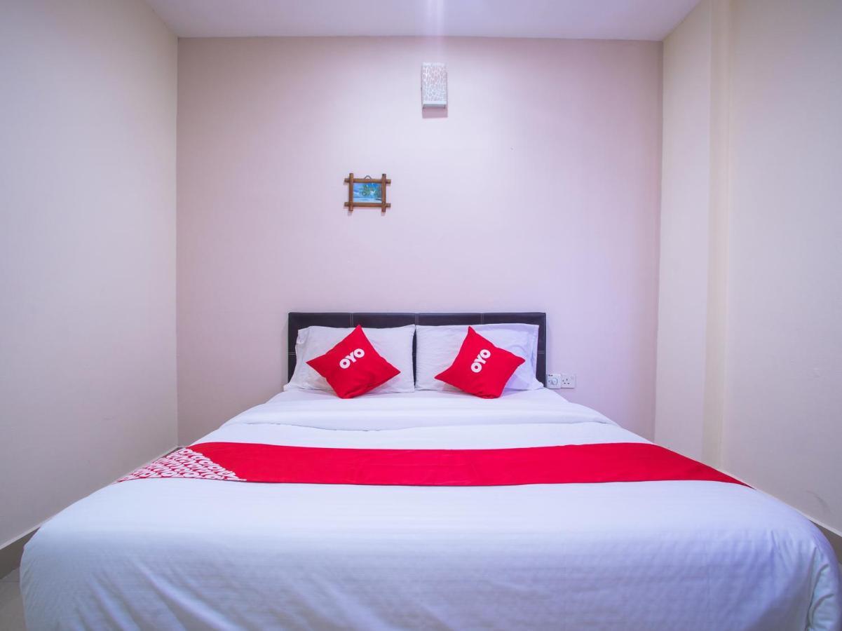 โอโย 44010 รอยัล สตาร์ โฮเต็ล Hotel เซเรมบัน ภายนอก รูปภาพ