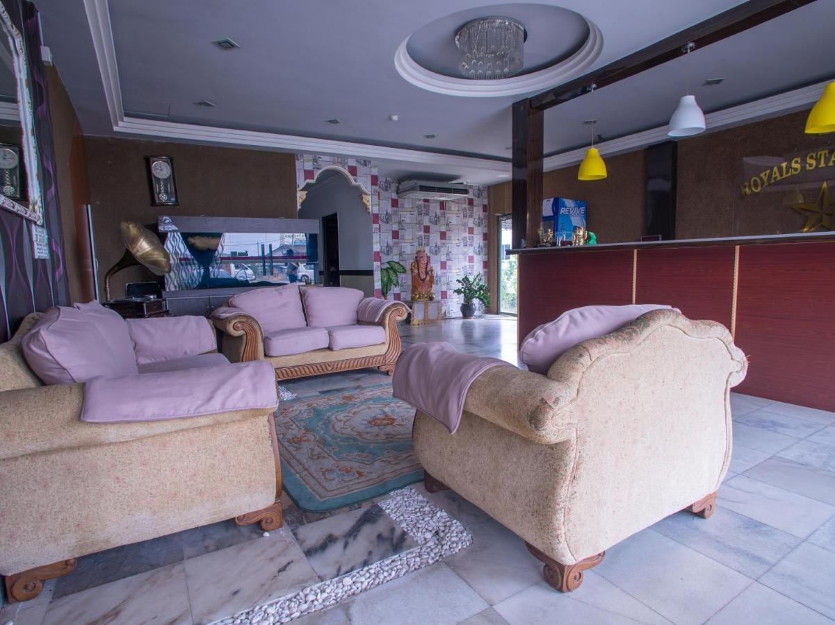 โอโย 44010 รอยัล สตาร์ โฮเต็ล Hotel เซเรมบัน ภายนอก รูปภาพ