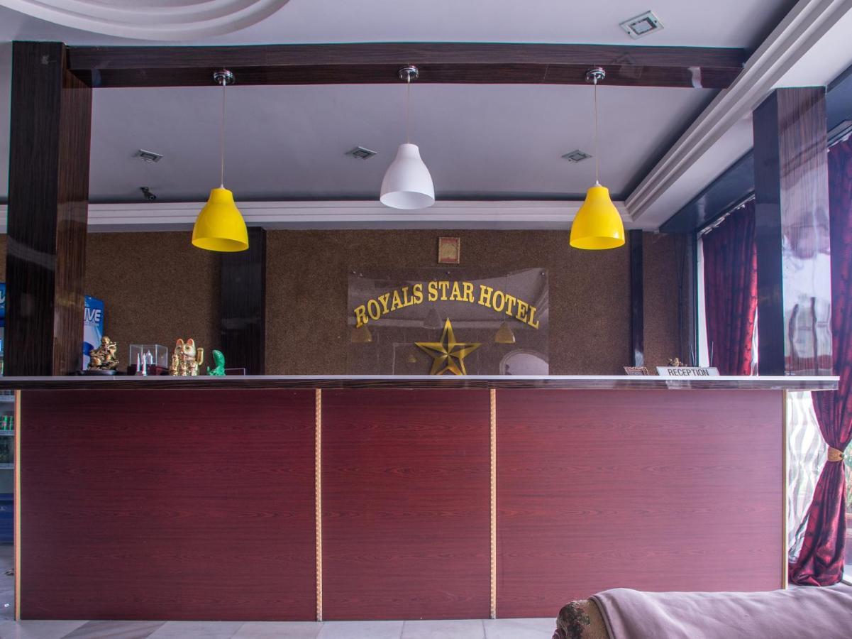 โอโย 44010 รอยัล สตาร์ โฮเต็ล Hotel เซเรมบัน ภายนอก รูปภาพ