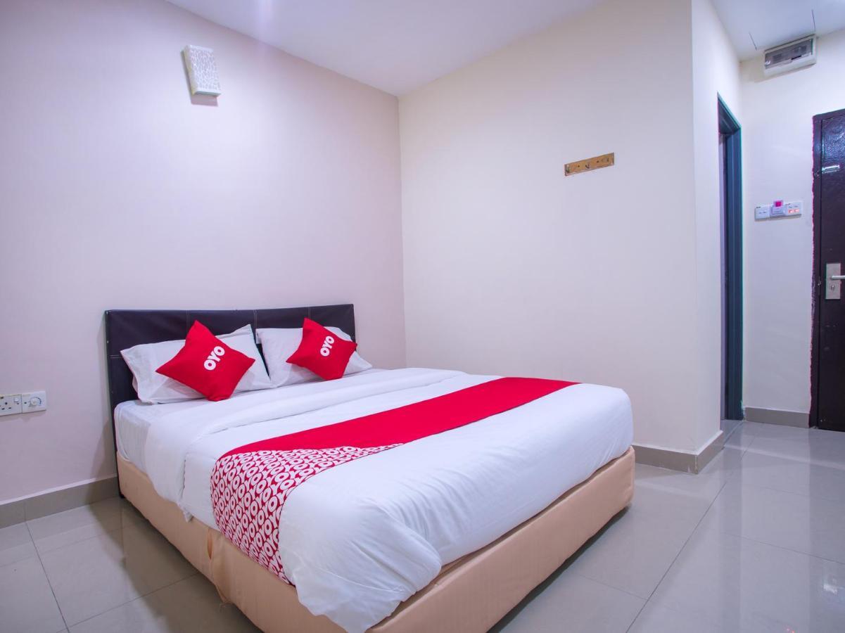 โอโย 44010 รอยัล สตาร์ โฮเต็ล Hotel เซเรมบัน ภายนอก รูปภาพ